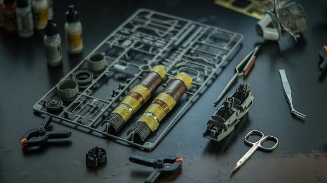 Plastykowe części do modelu samolotu